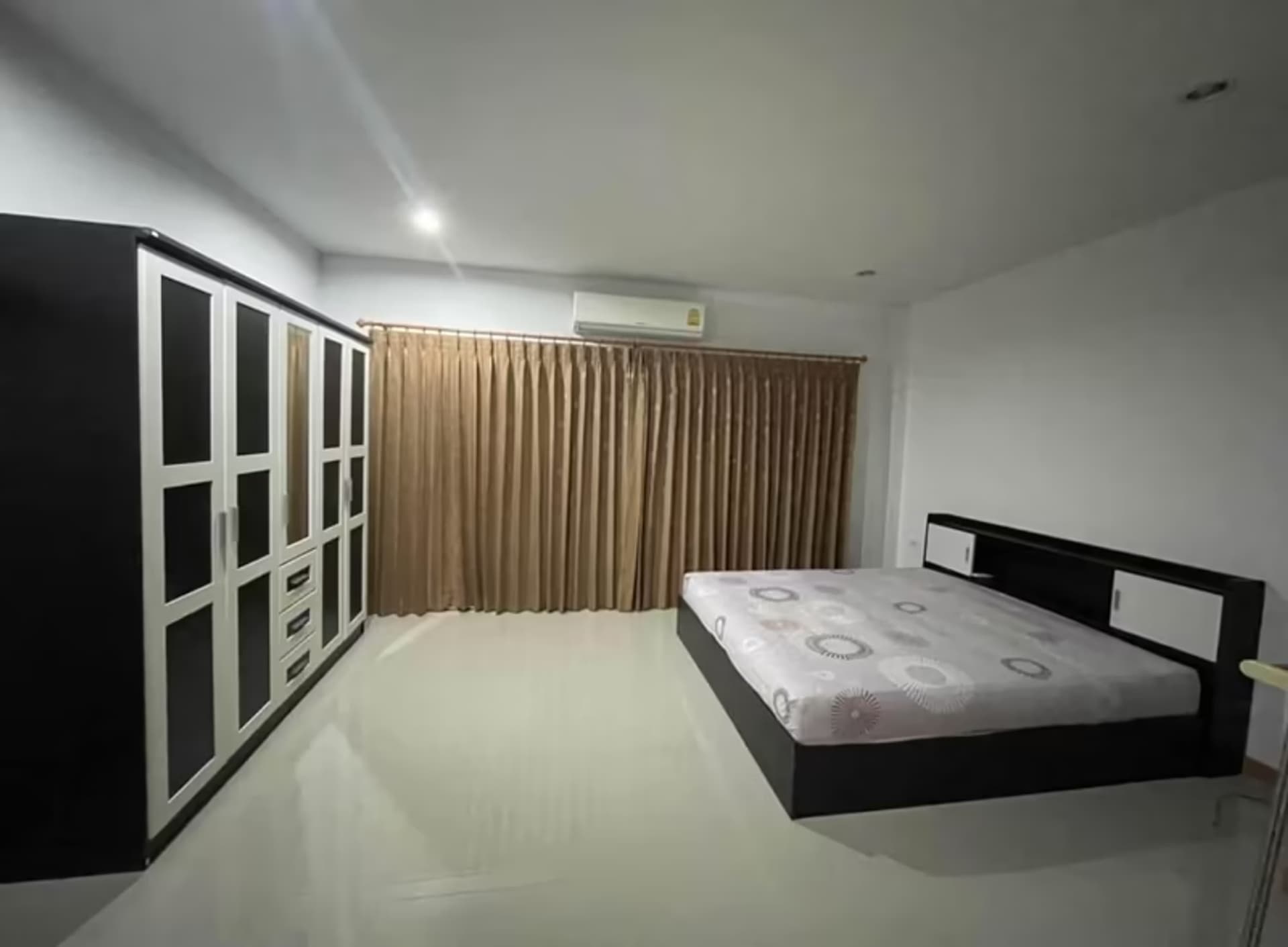 4 Bedroom House - Image 7