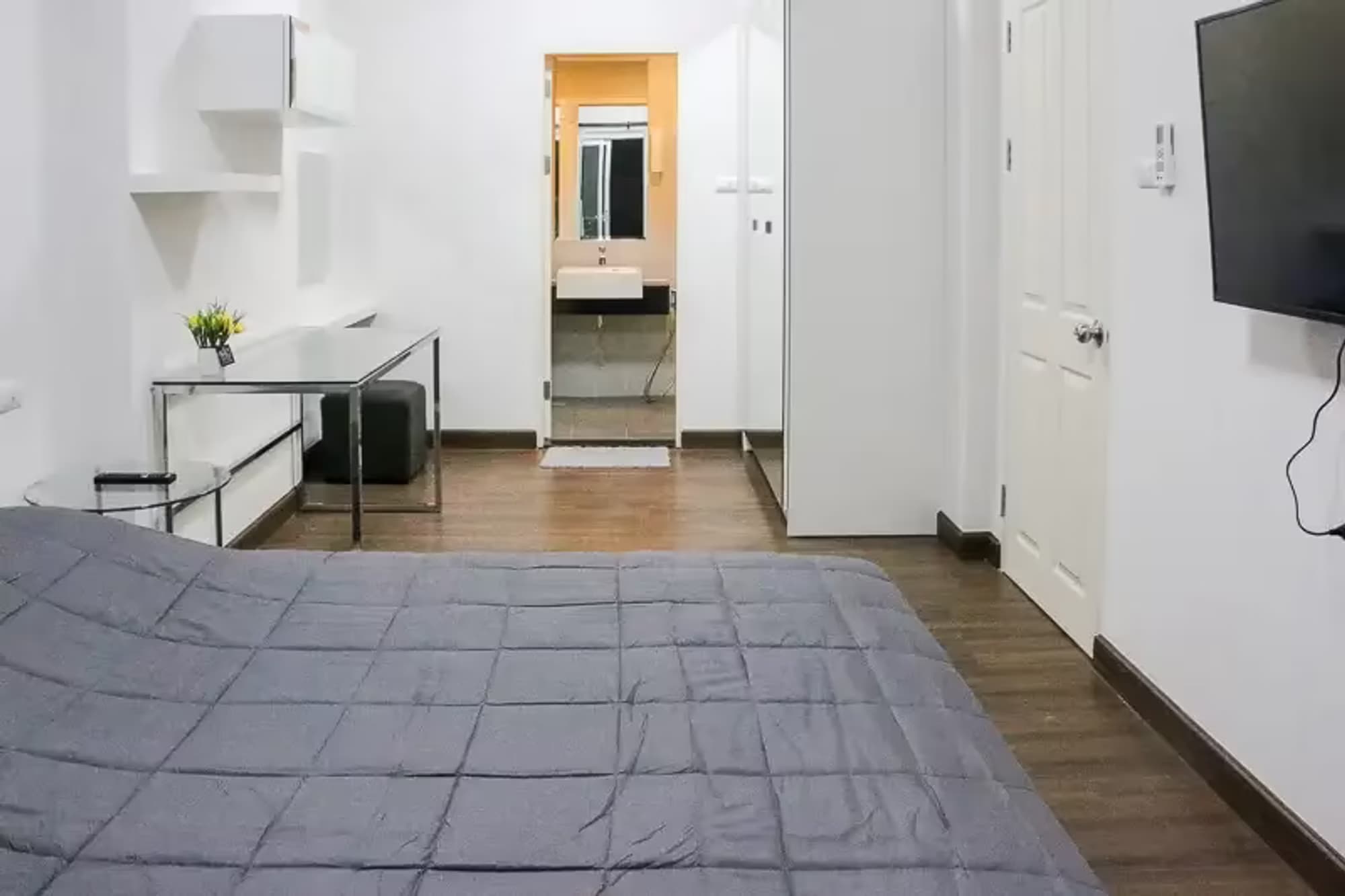 1 Bedroom Condo - Image 1