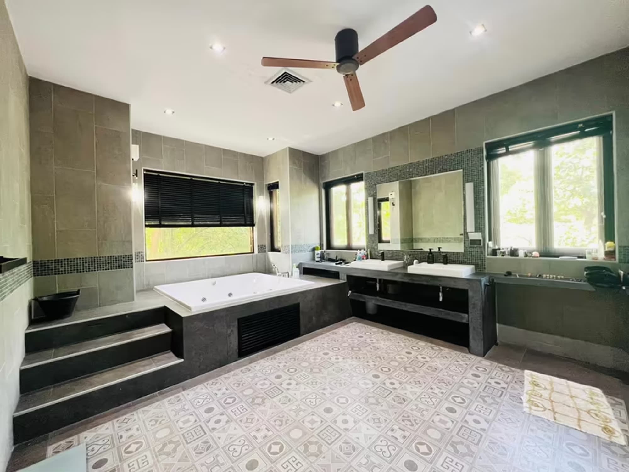 5 Bedroom House - Image 10