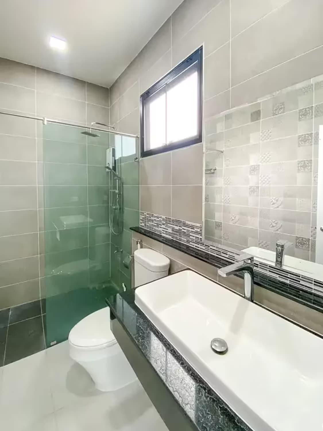 5 Bedroom House - Image 12