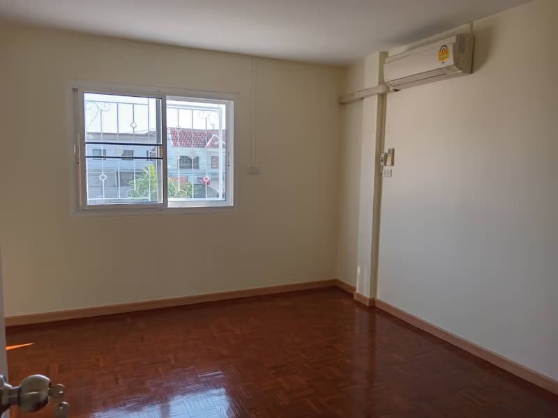 Stylish Townhouse in a Quiet and Convenient Location