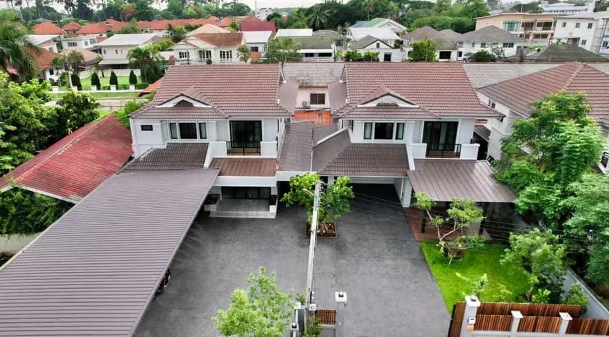 7 Bedroom House - Image 1