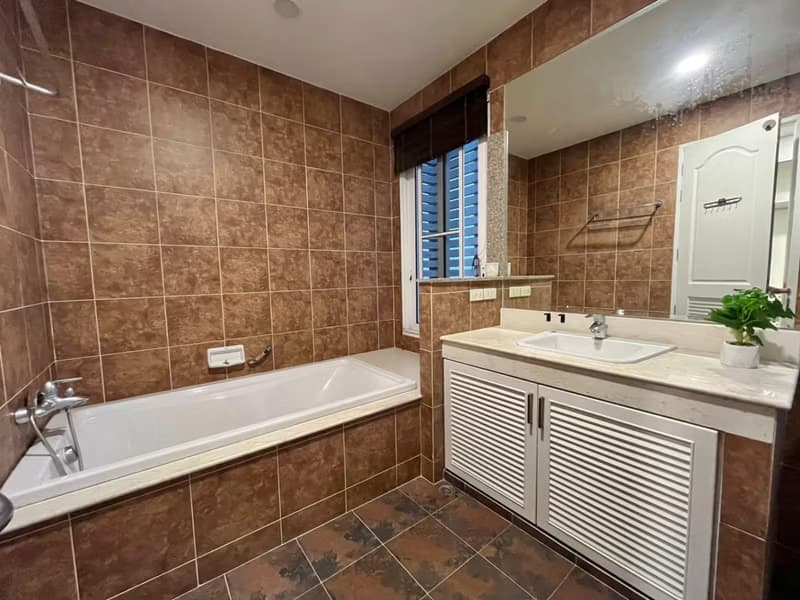 5 Bed House for Rent in Din Daeng