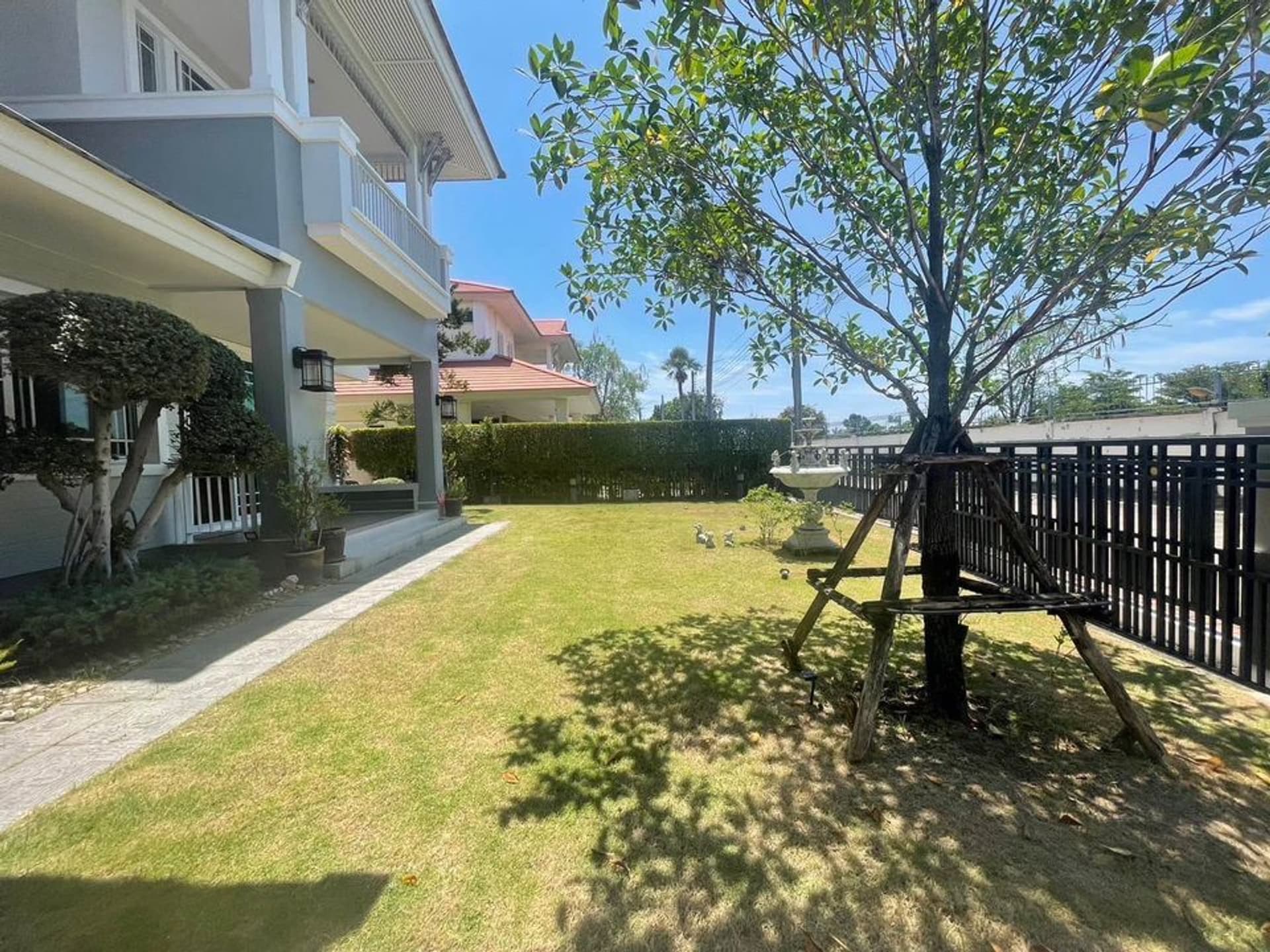 5 Bed House for Sale in Mueang Samut Prakan - Image 12