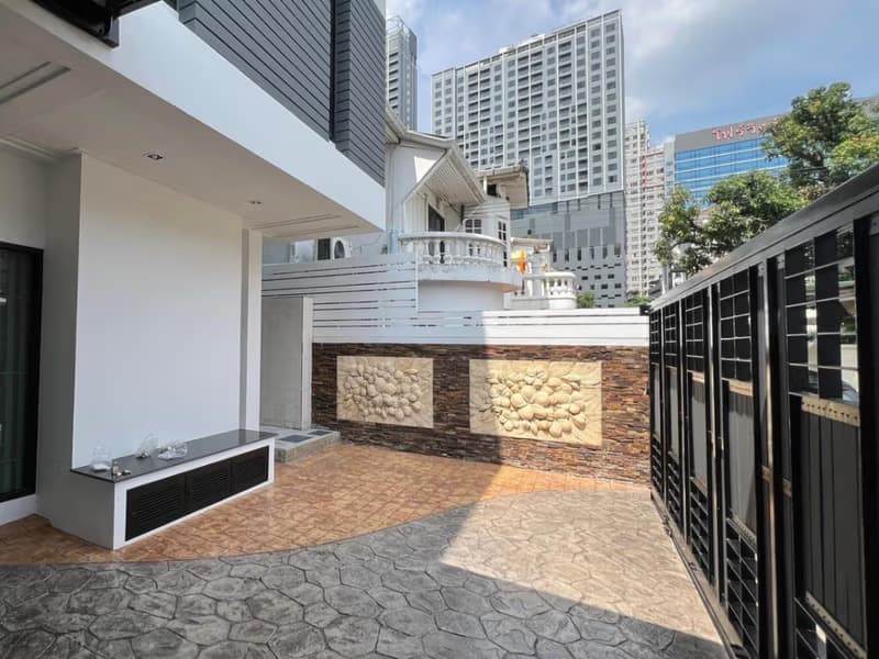 5 Bed Townhouse for Rent in Khlong Toei