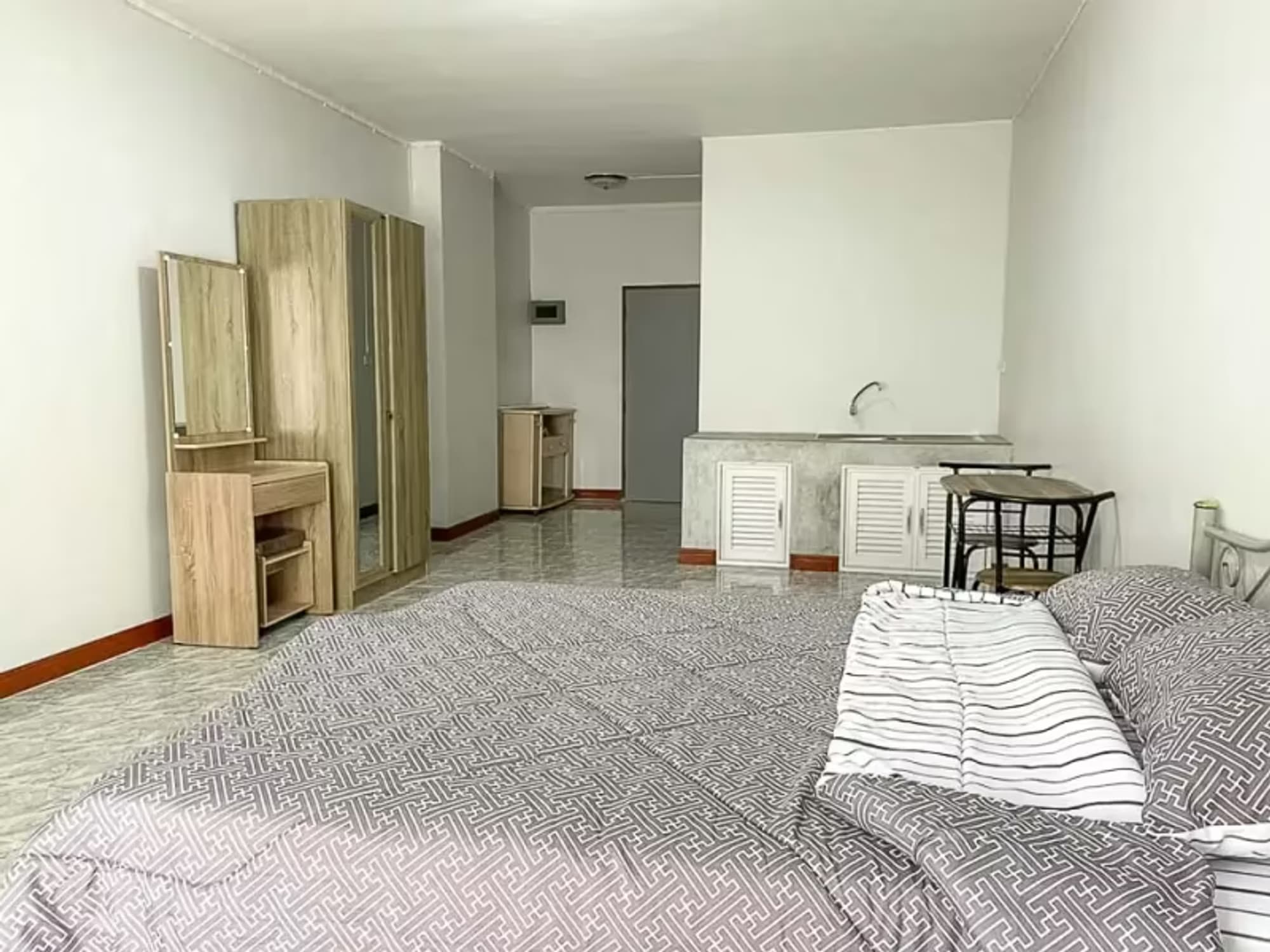 1 Bedroom Condo - Image 1