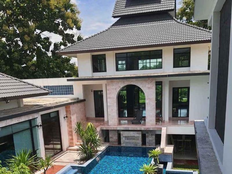 6 Bedroom House