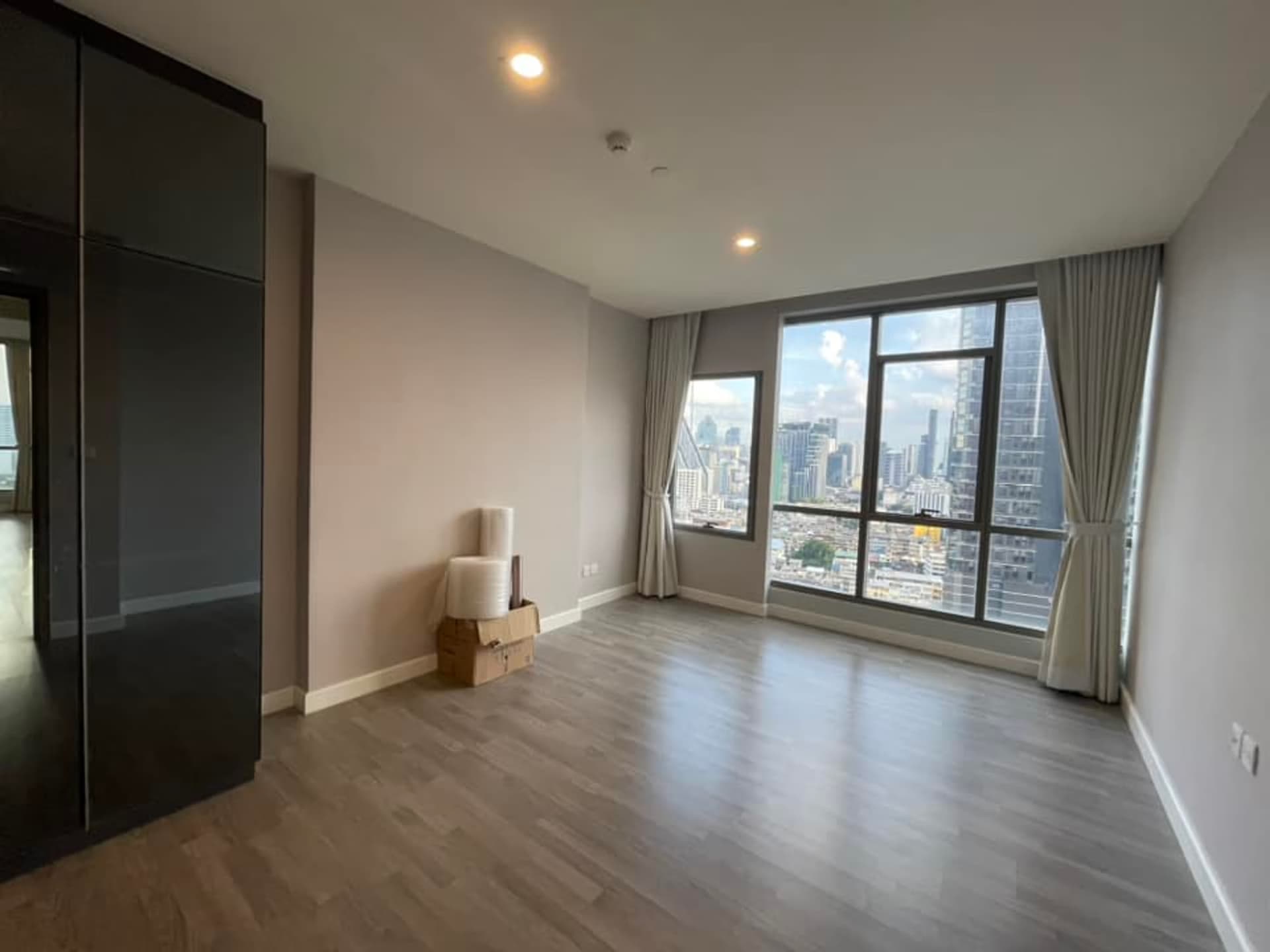 2 Bed Condo for Sale in Pathum Wan - Image 3