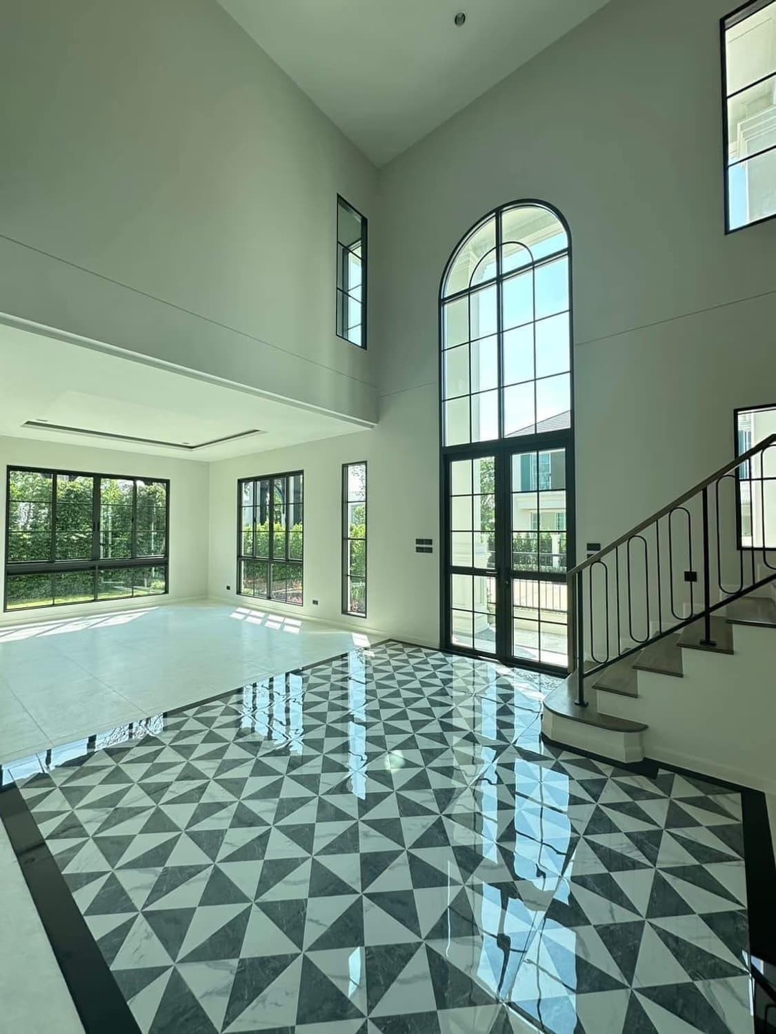 5 Bed House for Rent in Bang Phli District - Image 3