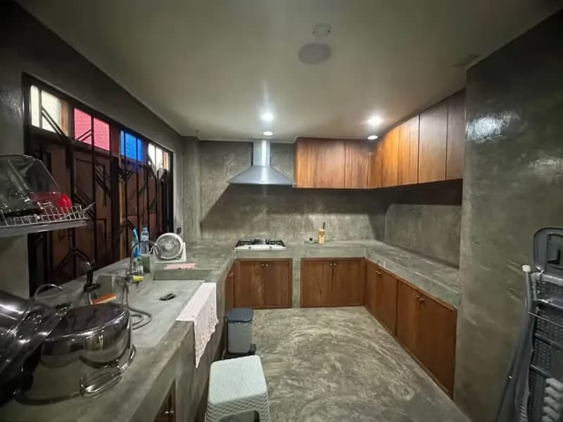 6 Bedroom House