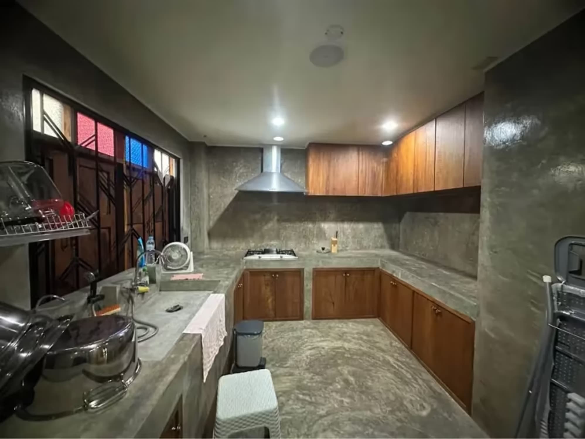 6 Bedroom House - Image 11