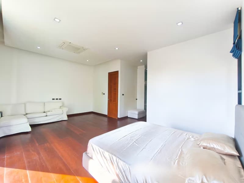 7 Bed House for Rent in Saraphi District