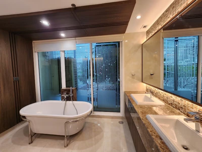 4 Bed Condo for Rent in Khlong Toei