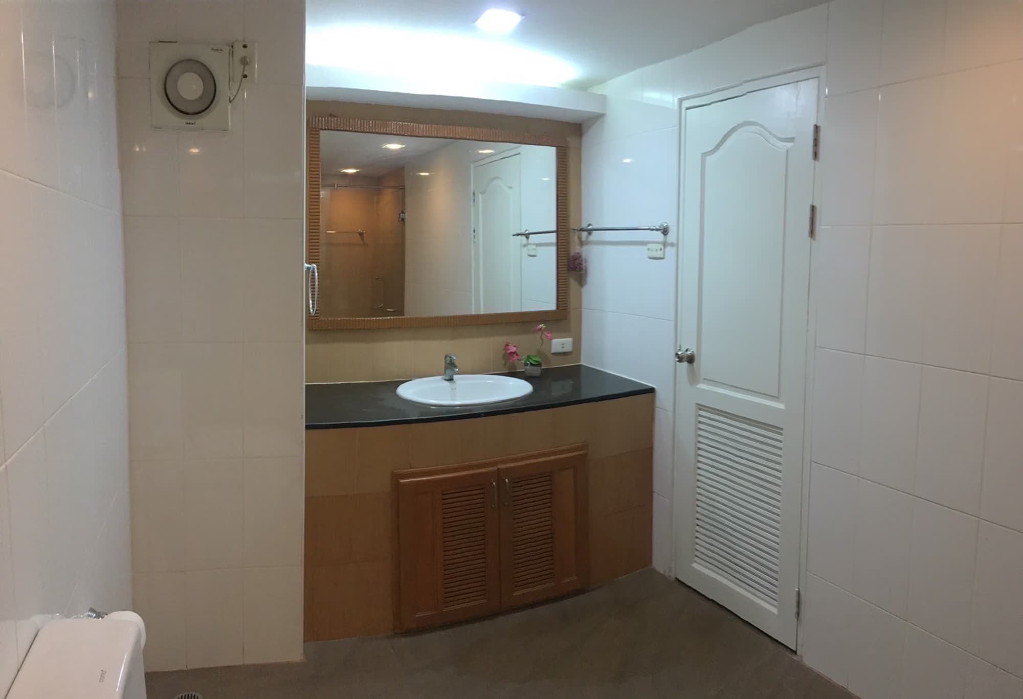 3 Bed Condo for Rent and Sale in Din Daeng - Image 4