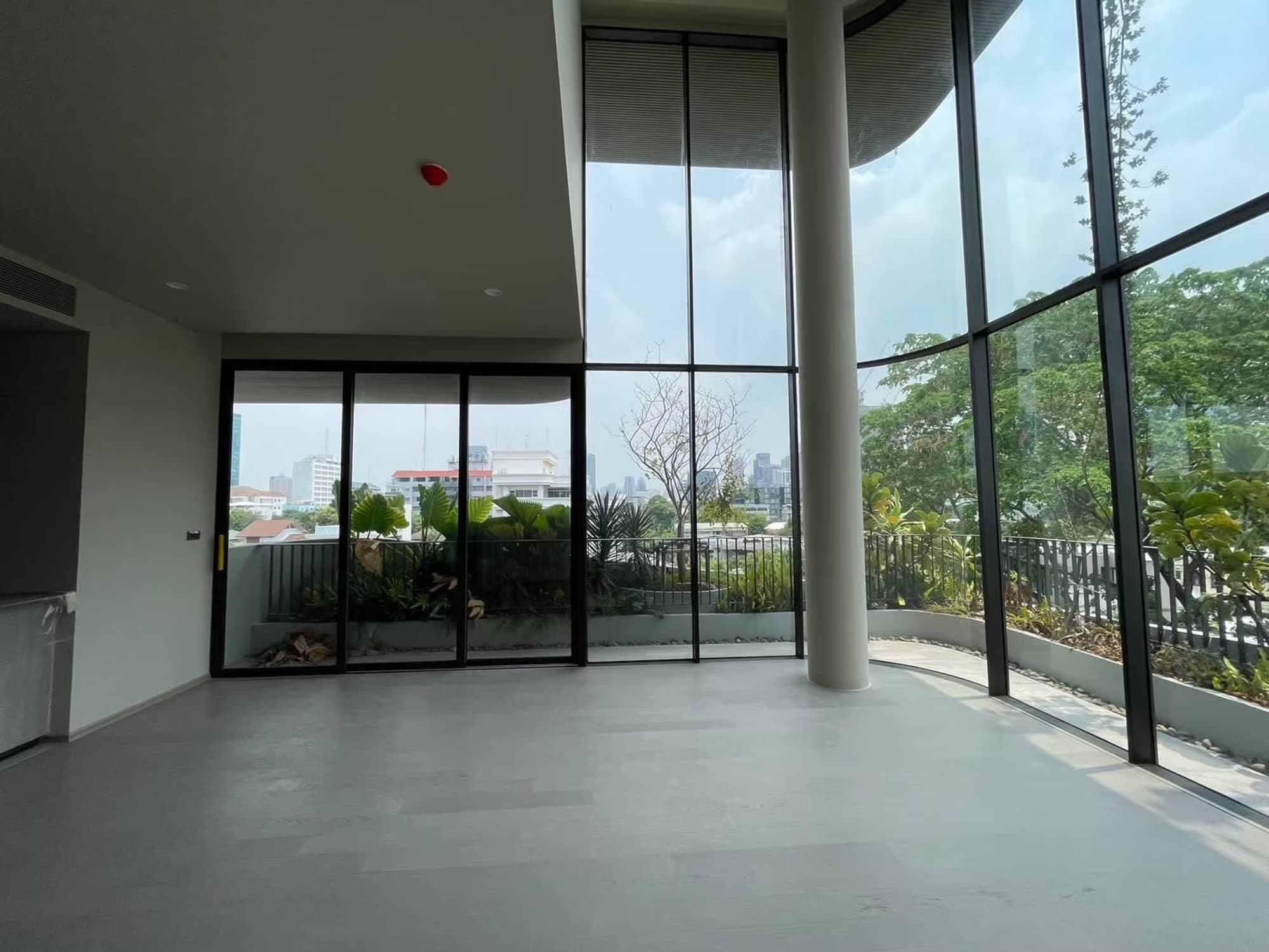 3 ห้องนอน คอนโด สำหรับ ขาย ใน Huai Khwang - Image 1