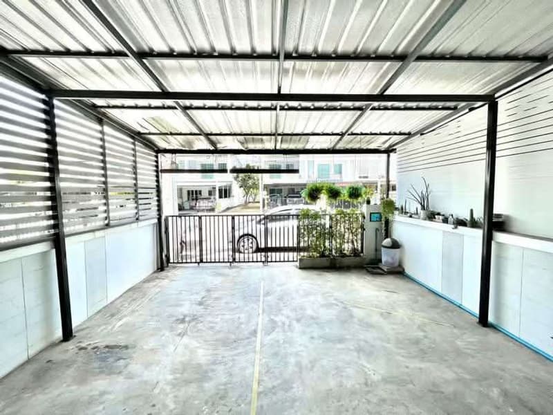 3 Bed Townhouse for Rent in Saraphi