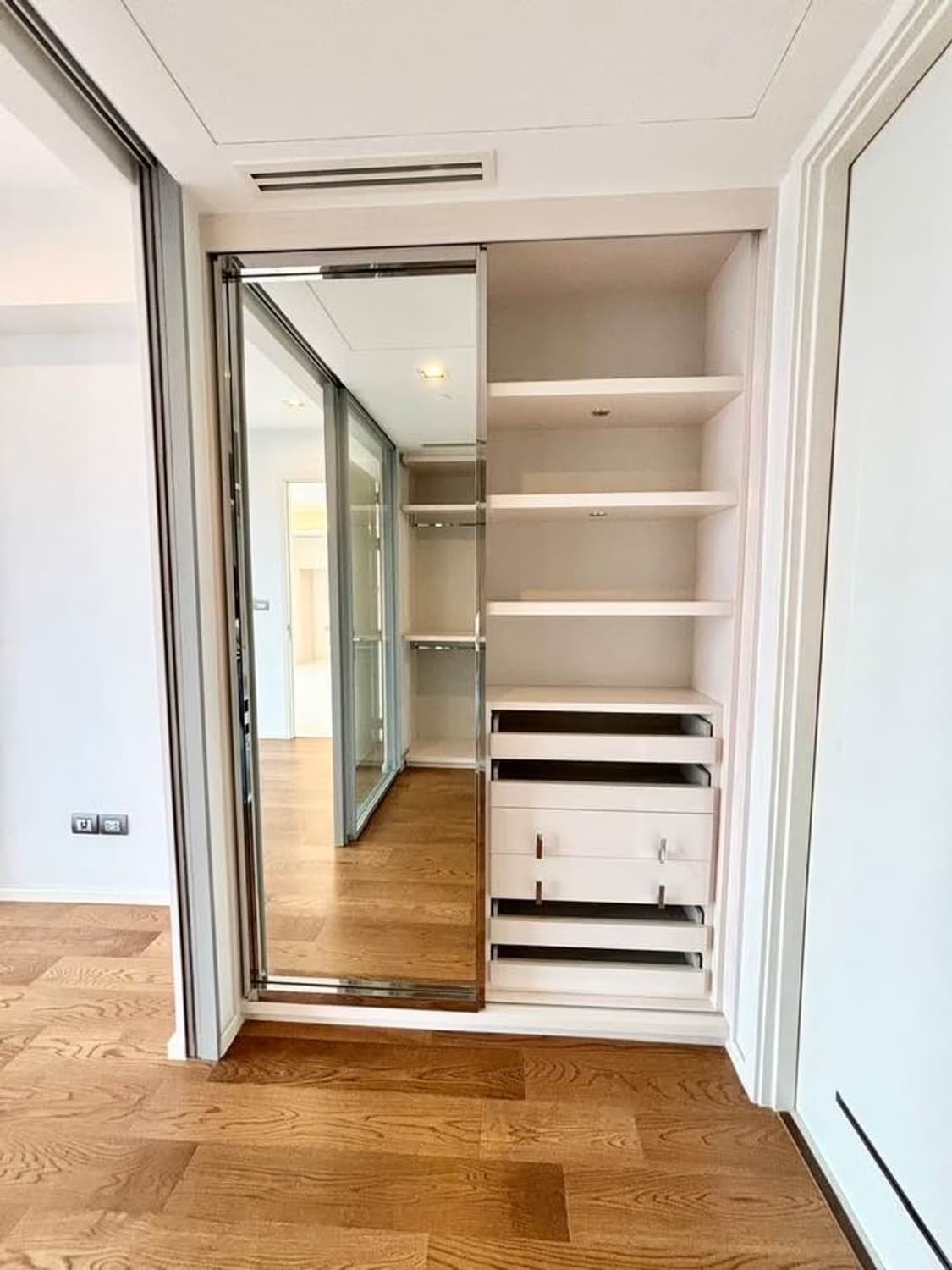 1 ห้องนอน Condo สำหรับ ขาย ใกล้ Surasak BTS - Image 4