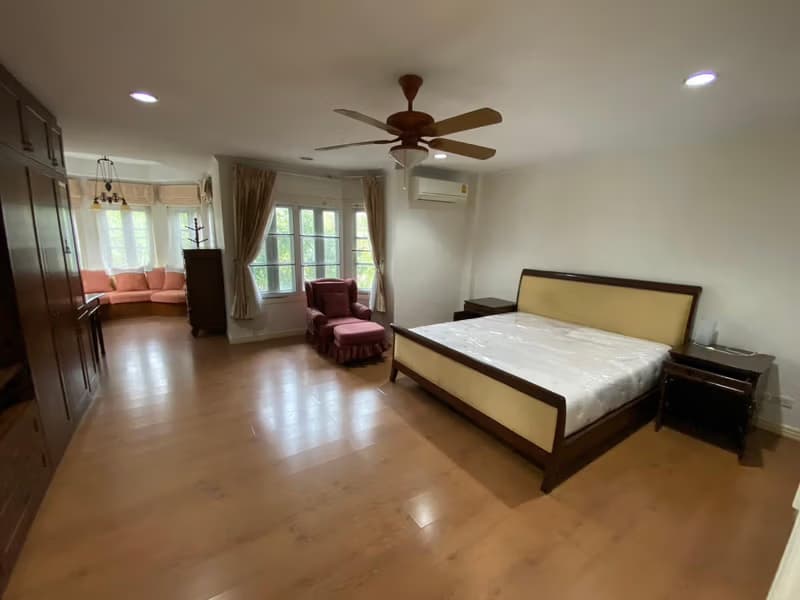 4 Bed Townhouse for Rent and Sale in Mueang Samut Prakan