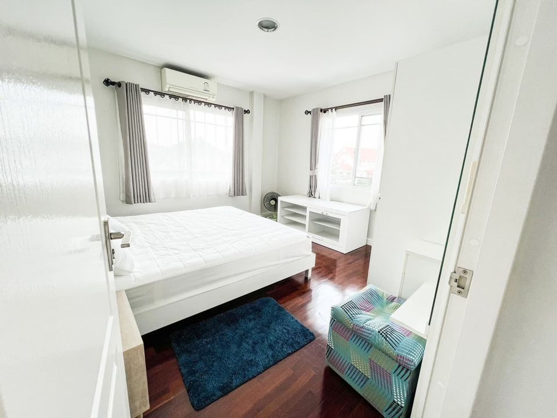 Pool villa house for rent in a frame - Image 21