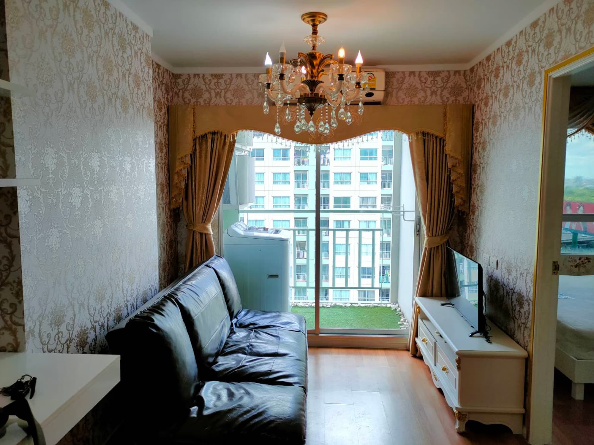 1 Bed Condo for Rent in Huai Khwang - Image 1