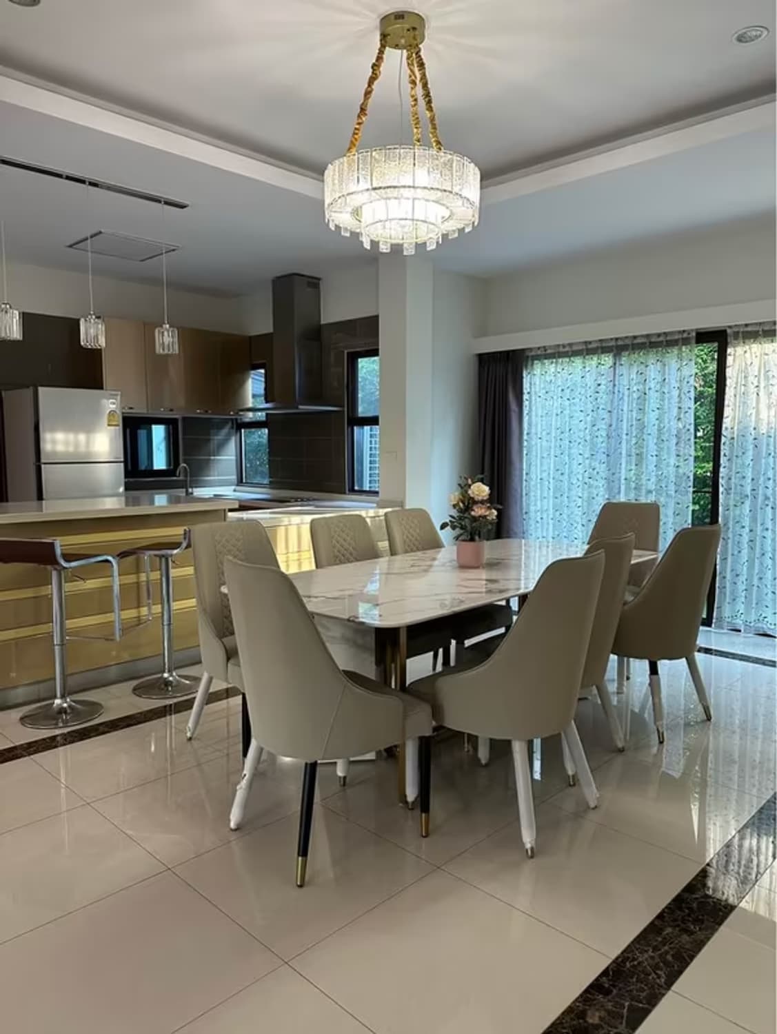 6 Bedroom House for Rent - Image 7