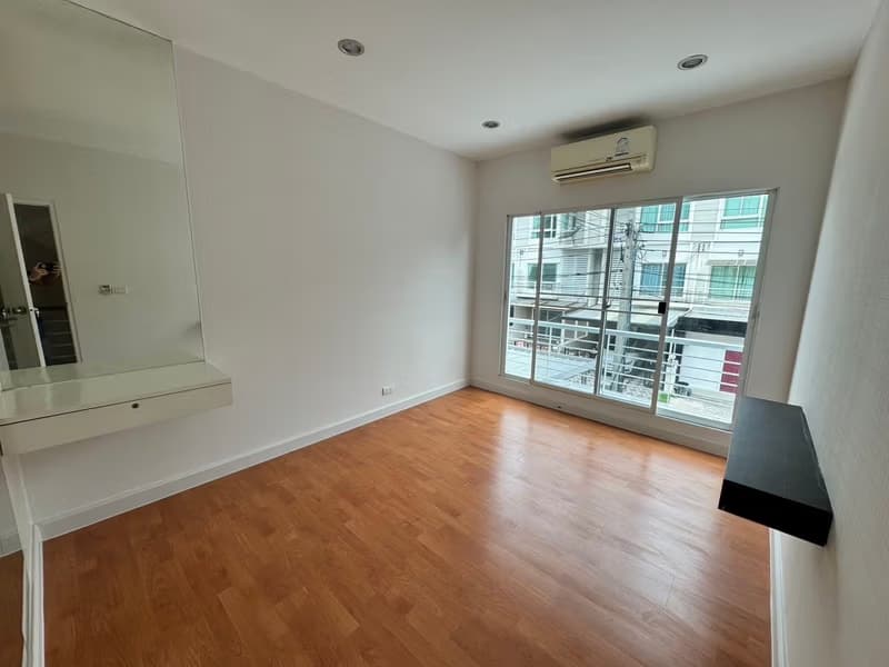 3 Bed Townhouse for Sale  Near Hua Mak ARL