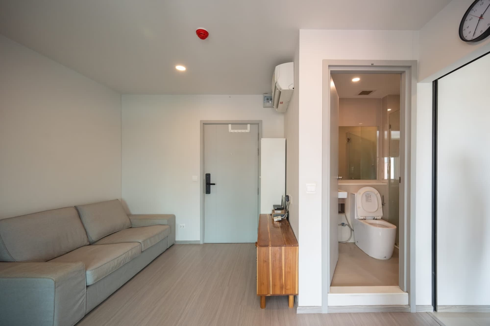 1 ห้องนอน Condo สำหรับ จำหน่าย ใกล้ Phra Ram 9 MRT - Image 2