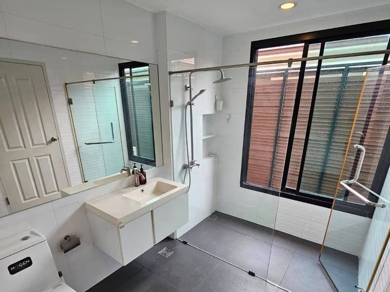 4 Bed House for Rent in Bang Phli