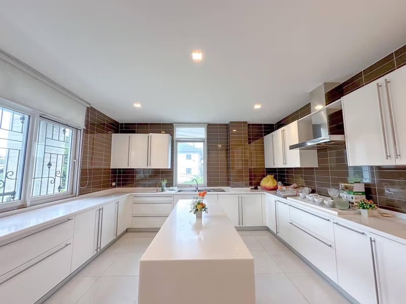 9 Bed House for Sale in Watthana