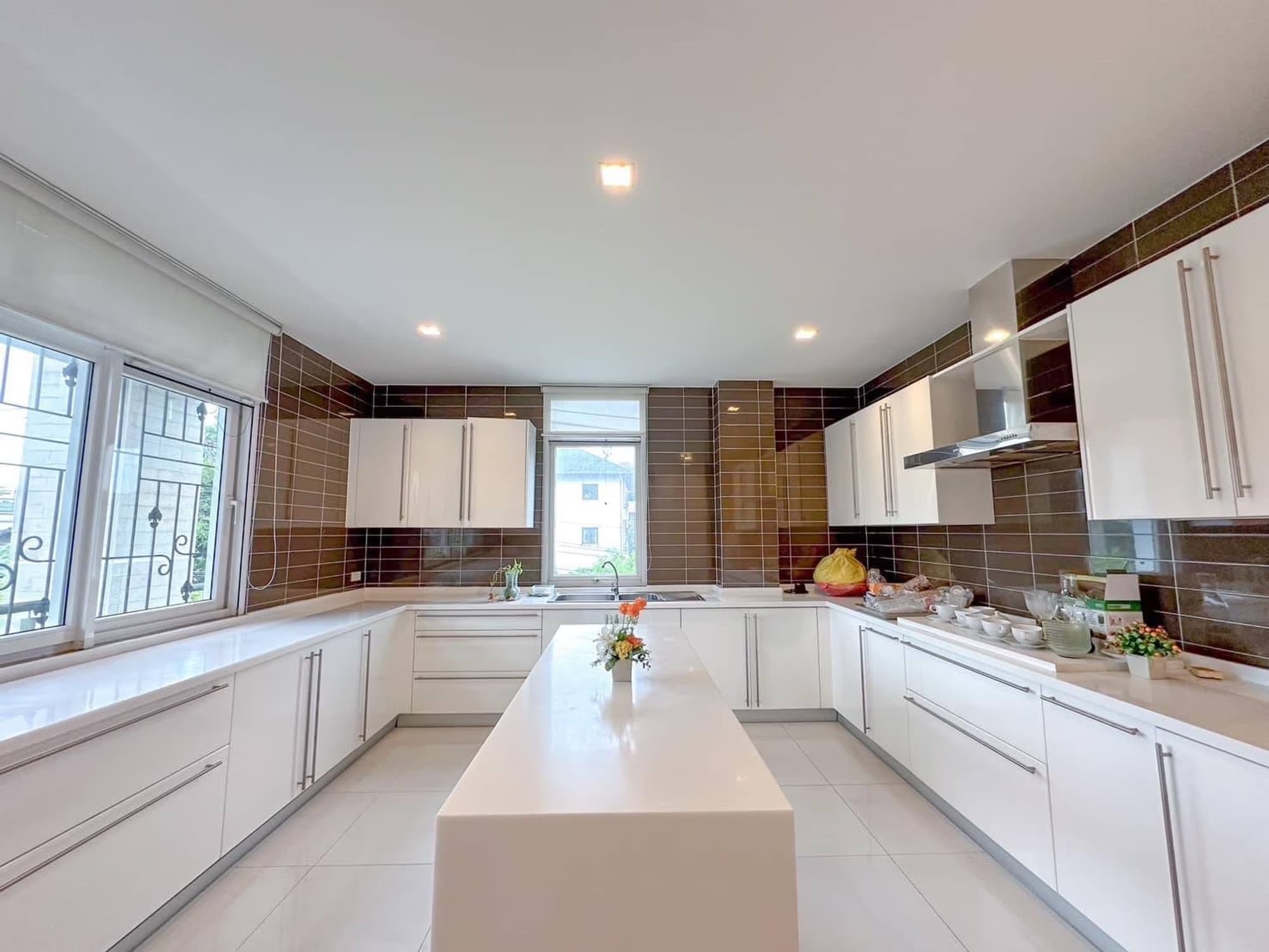 9 Bed House for Sale in Watthana - Image 9