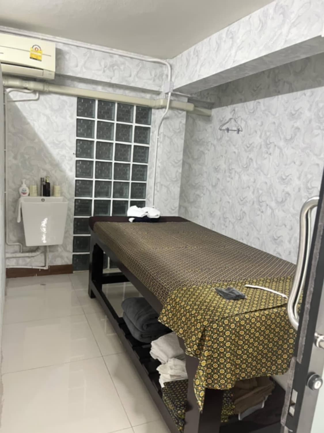 Studio Commercial for Rent in Khlong Toei - Image 3