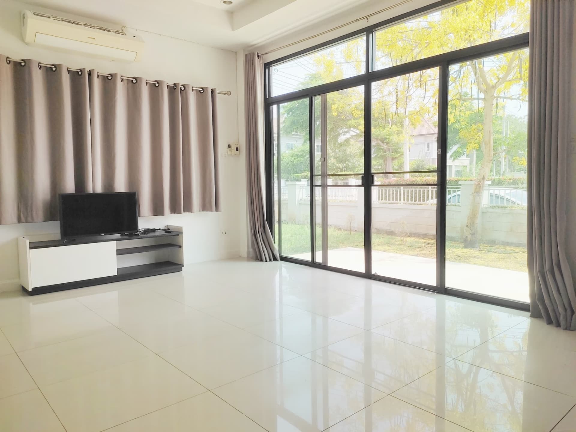 3 Bed House for Rent and Sale in San Kamphaeng - Image 5