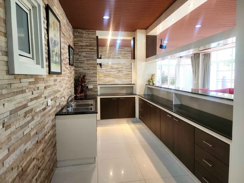 6 Bed House for Rent and Sale in Saraphi
