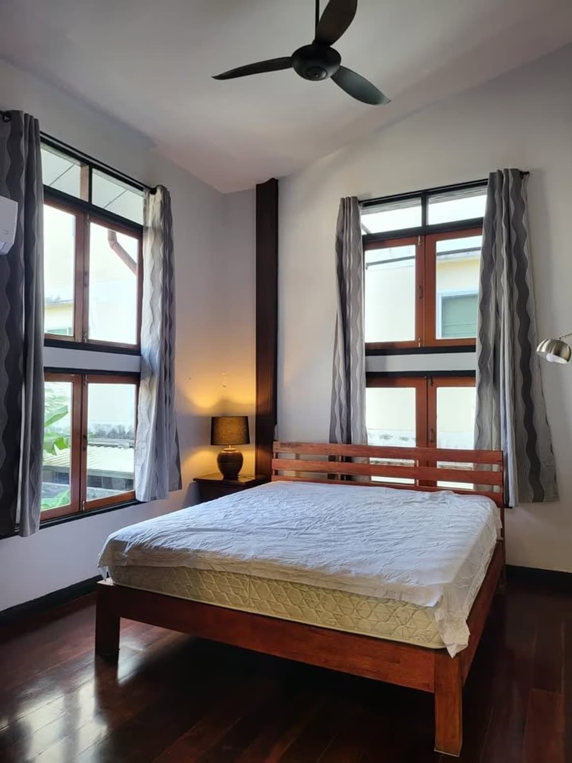 3 Bed House for Rent in Huai Khwang - Image 7