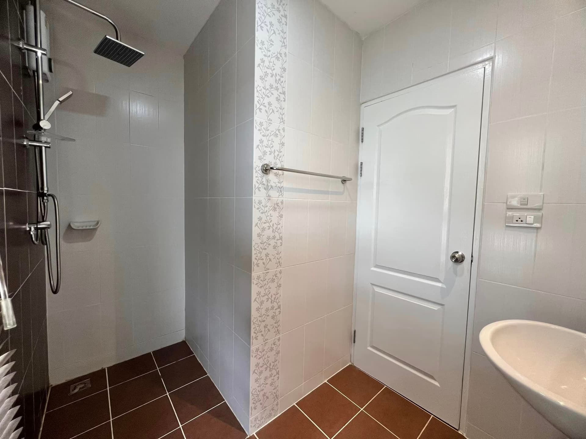 4 Bed House for Rent in Hang Dong - Image 8
