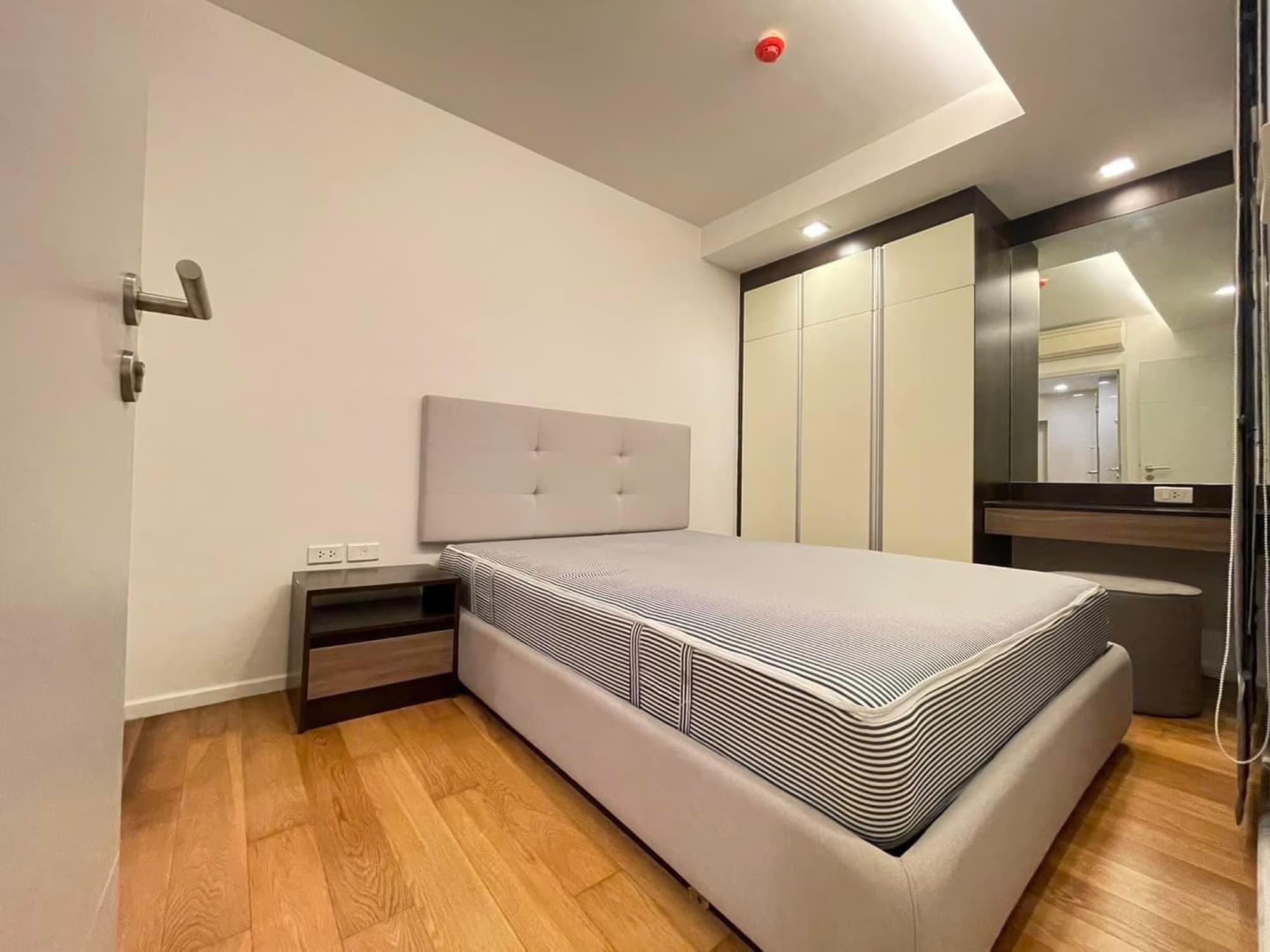 1 ห้องนอน Condo สำหรับ ขายและจำหน่าย ใกล้ Phloen Chit BTS - Image 5
