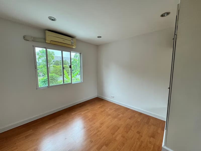 3 Bed Townhouse for Sale  Near Hua Mak ARL