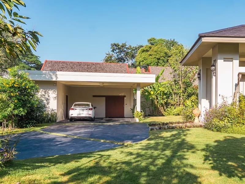 Luxury Single-Story Pool Villa