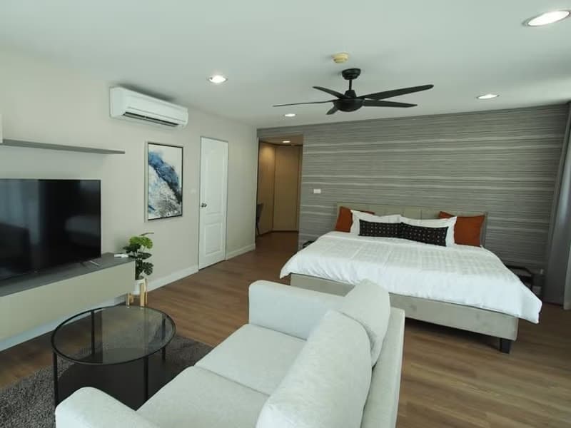 4 Bed Condo for Rent in Khlong San