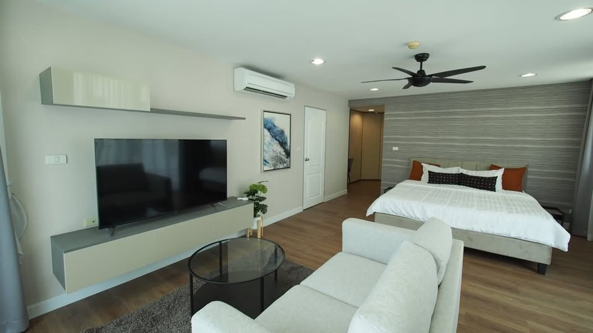 4 Bed Condo for Rent in Khlong San - Image 4