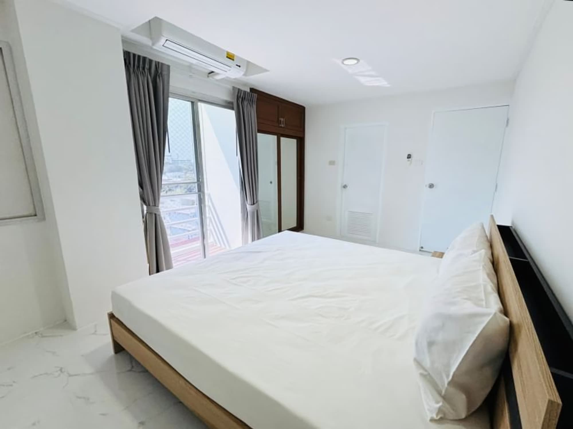Condo for Rent at Waterford Park Rama 4 - Image 8