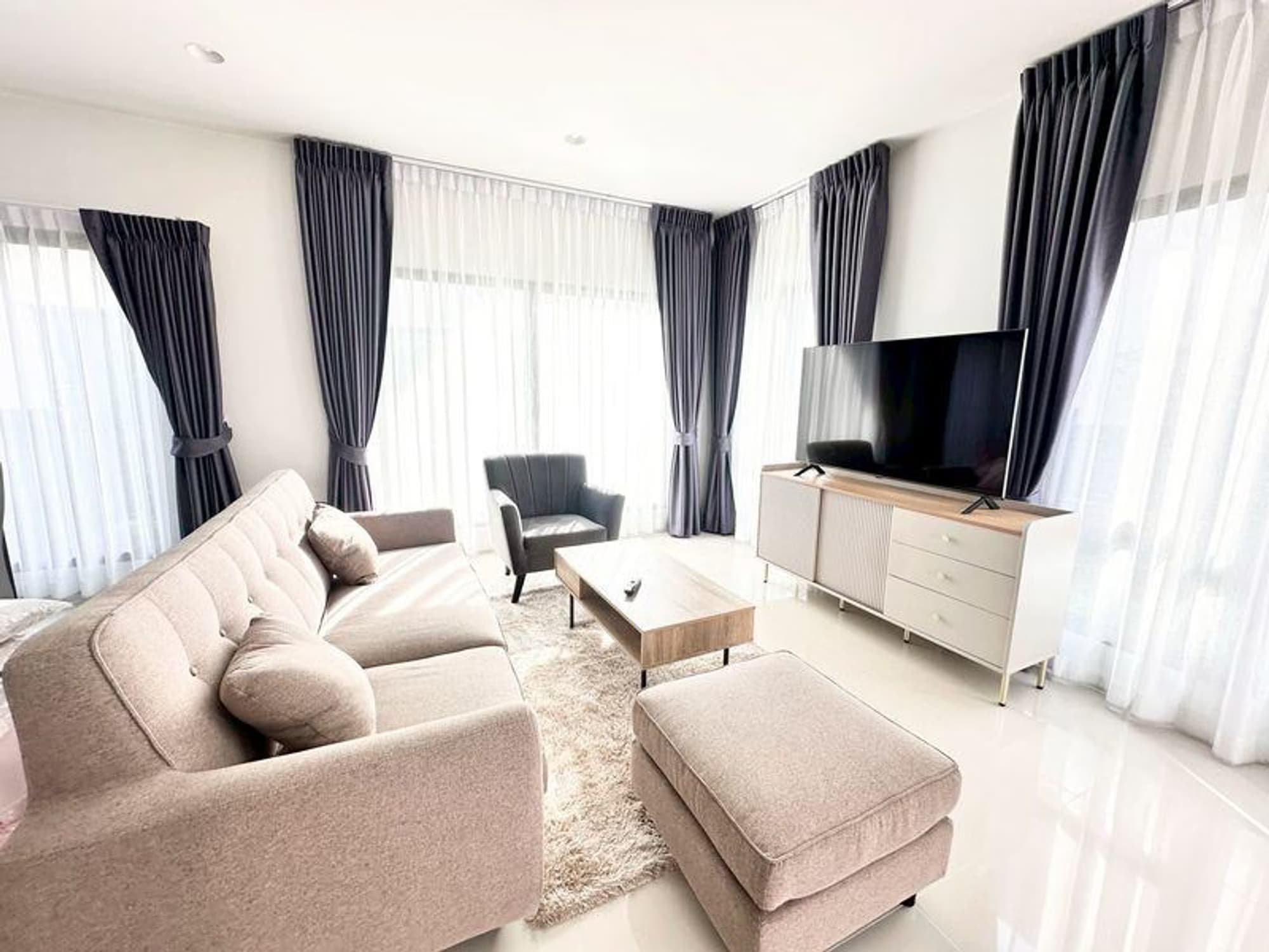 4 Bed House for Rent in Bang Kapi - Image 1