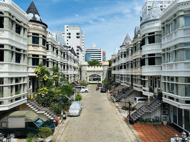4 Bed Townhouse for Rent in Watthana