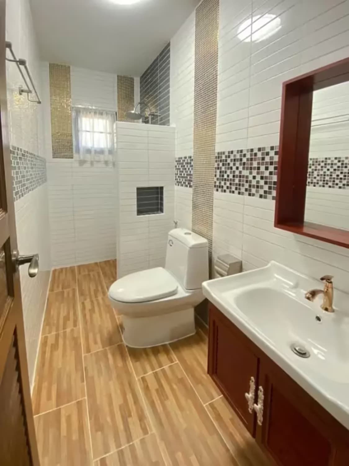 6 Bedroom House - Image 11