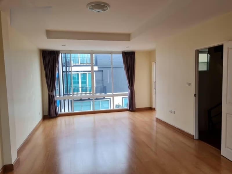 4 Bed Townhouse for Rent in Khlong Toei