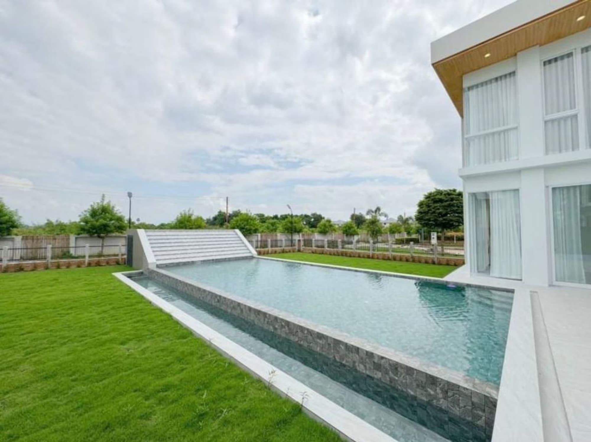 4 Bed house for Rent in San Kamphaeng - Image 4