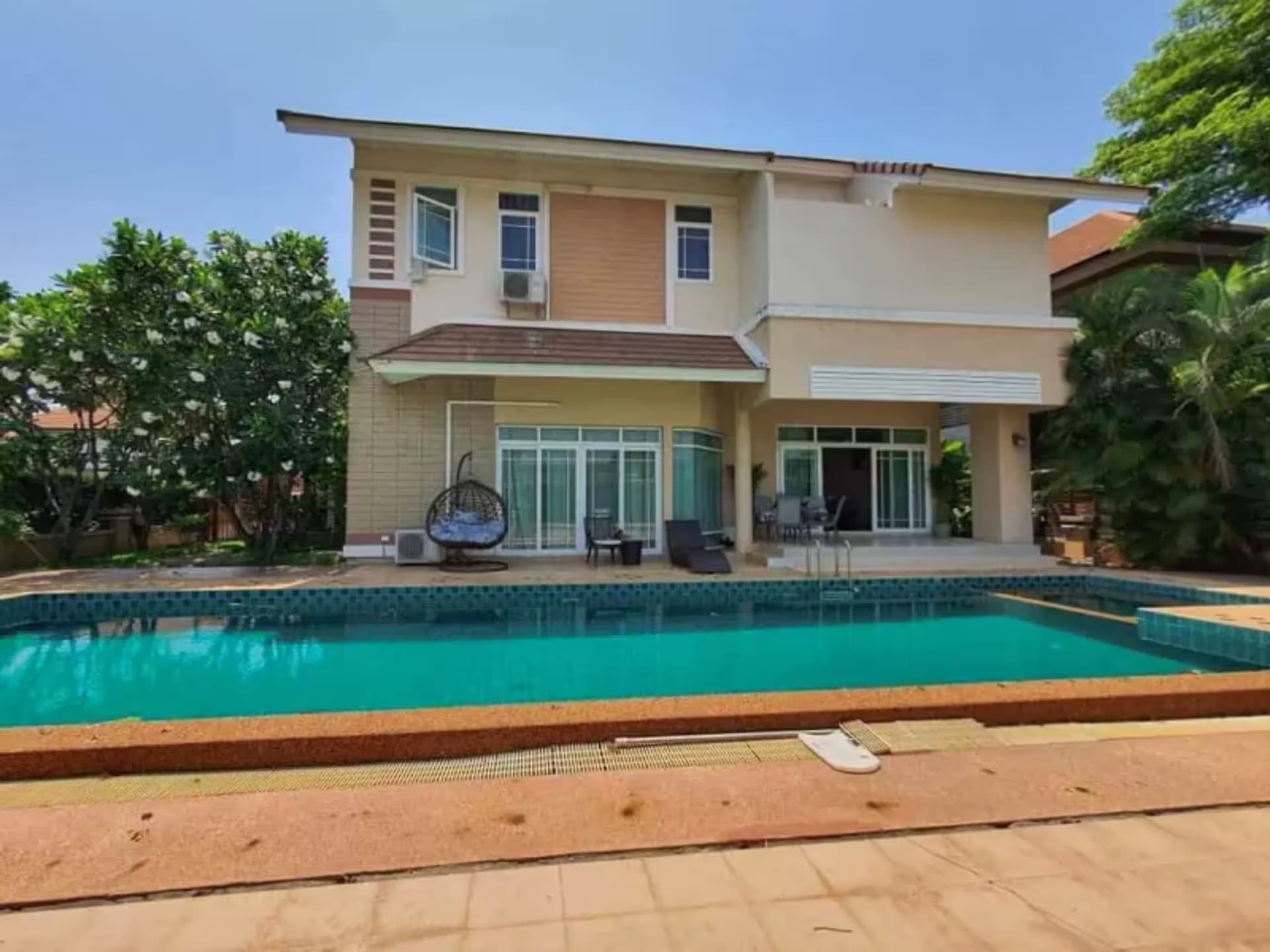 5 Bedroom House - Image 1