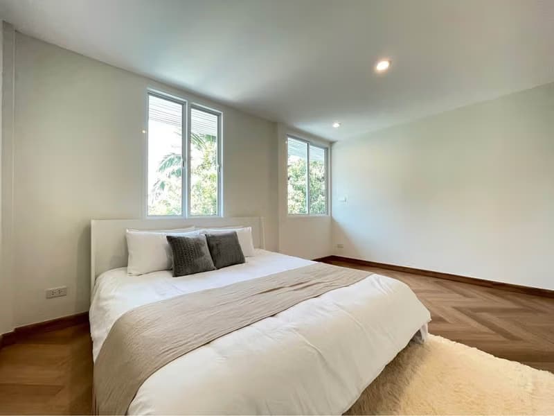 4 Bed House for Sale in Huai Khwang