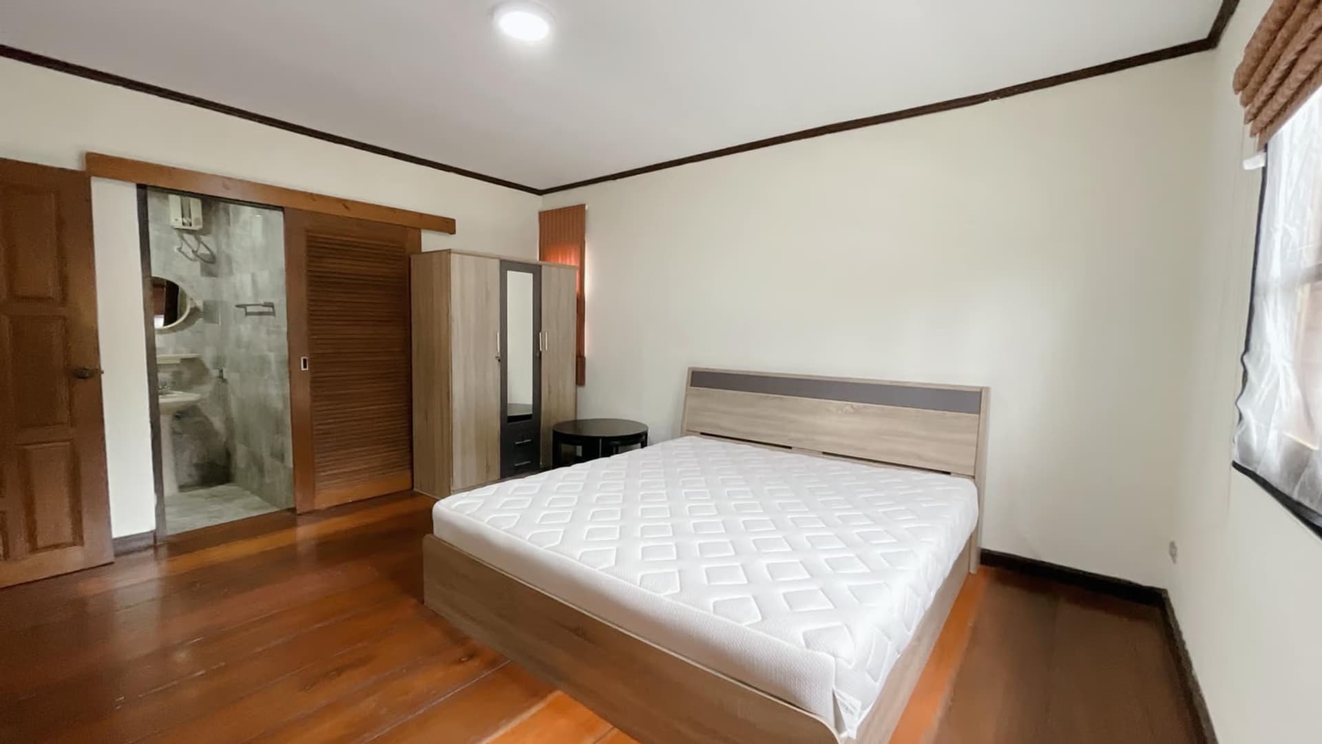 4 Bed House for Rent and Sale in Hang Dong - Image 11