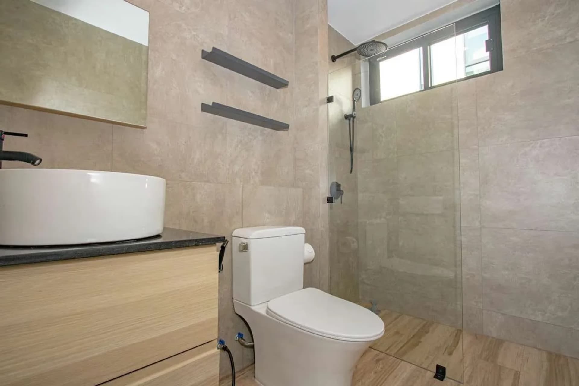 Contemporary 5-Bedroom House for Sale near Kad Farang - Image 16